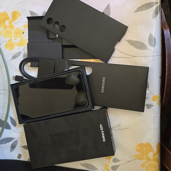 Samsung Galaxy S23 Plus Like New Condition Black (T-Mobile) - Picture 5 of 9